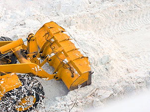 Механизированная уборка снега трактором в Солнечногорске